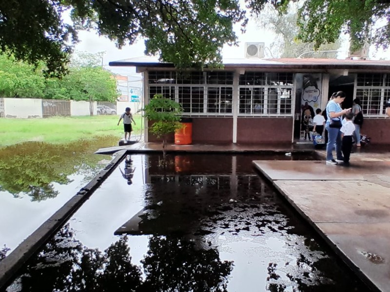 Planteles de educación básica solicitan apoyo urgente para desfogar agua tras lluvias