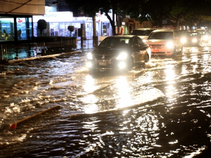 Lluvias inundan calles de Gustavo A. Madero