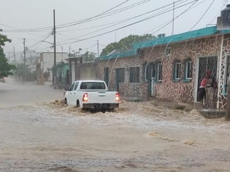 Lluvias inundan calles de La Ventosa, no hay mayores afectaciones