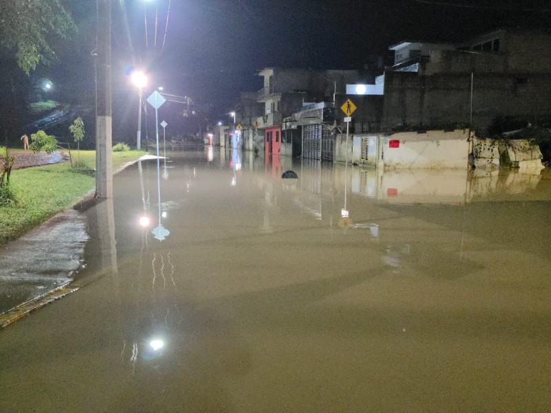Lluvias inundan colonia Fraternidad, en Xalapa