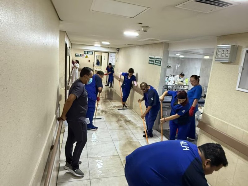 Lluvias inundan hospital del IMSS en Los Reyes La Paz