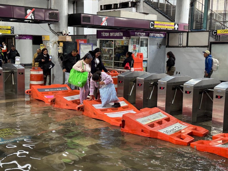 Lluvias inundan la estación Pantitlán del Metro CDMX
