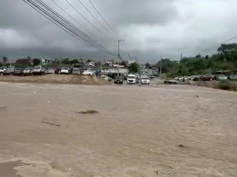 Lluvias mantienen cerrados cruces de arroyos en Los Cabos; activan operativos