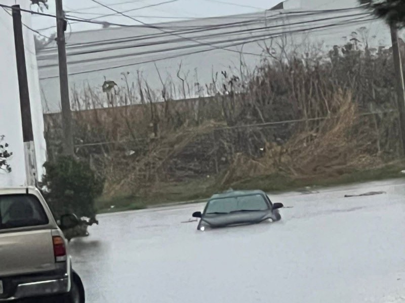 Lluvias matutinas provocan caos vial y severas inundaciones en la ciudad