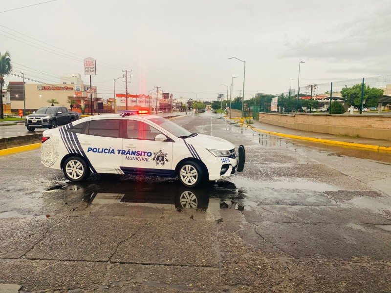 Lluvias matutinas provocan encharcamientos y cierres viales en Mazatlán