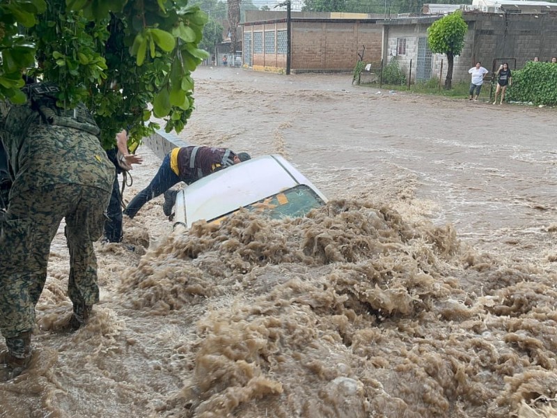Lluvias ocasionan inundaciones y Arrastre de vehículos en Culiacán
