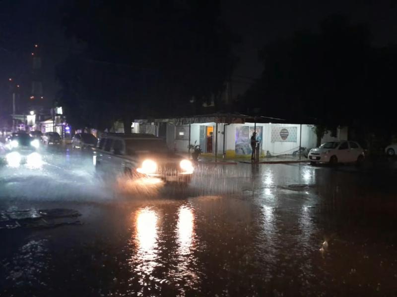 Lluvias ponen a prueba vialidades y zonas bajas de Guasave