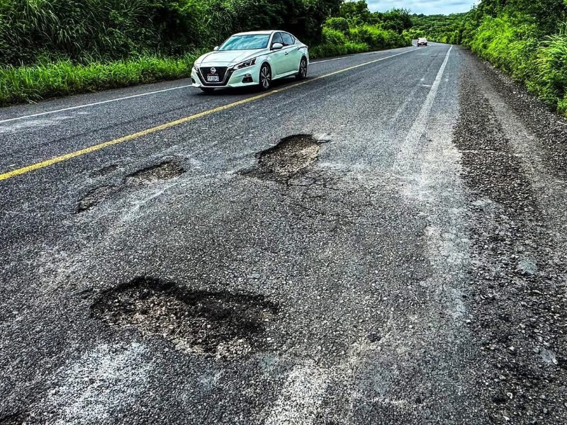 Lluvias por Erick deterioró carretera Zihuatanejo-Feliciano