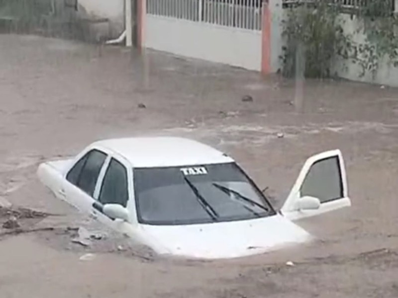Lluvias por Raymond provocan inundaciones en Zihuatanejo