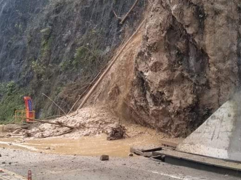 Lluvias provoca bloqueo en túnel de la México-Tuxpan