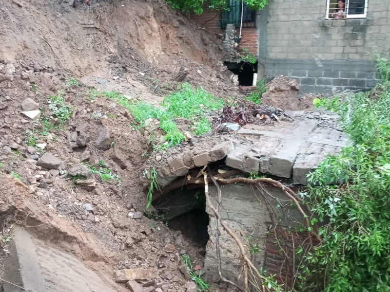 Lluvias provocan caída de barda en colonia de Salina Cruz