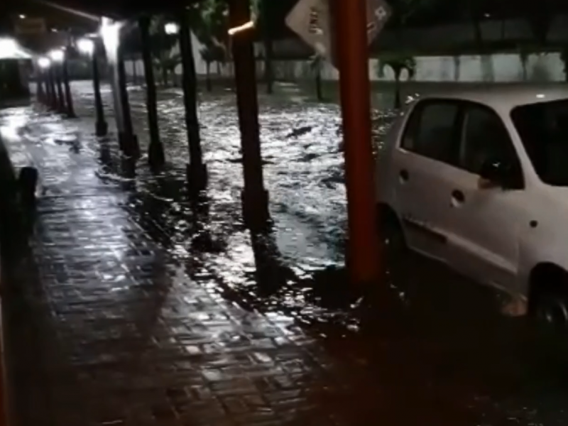 Lluvias provocan caída de barda y gran roca