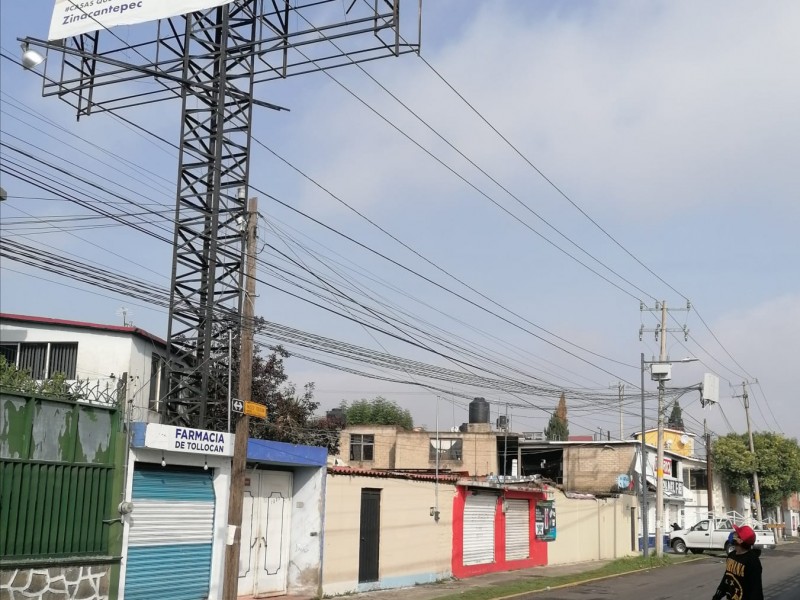 Lluvias provocan caídas de árboles y daños en espectaculares