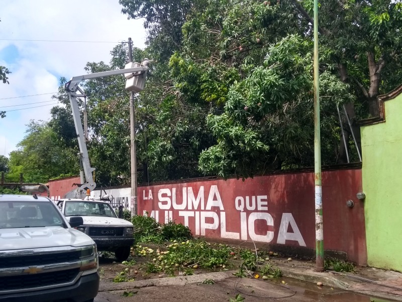 Lluvias provocan cortes de energía eléctrica en Tehuantepec