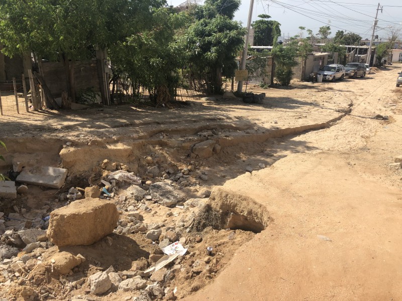 Lluvias provocan daños a calles de colonia Las Palmas