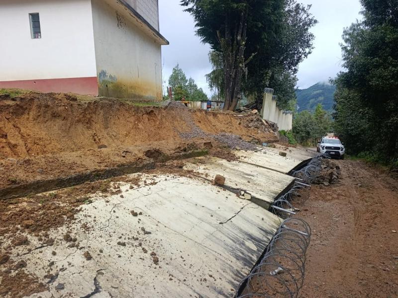 Lluvias provocan derrumbe de barda escolar y afectan caminos en Puebla