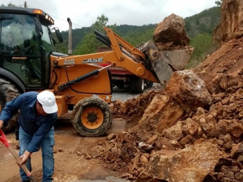 Lluvias provocan derrumbes en camino que conduce a Zautla