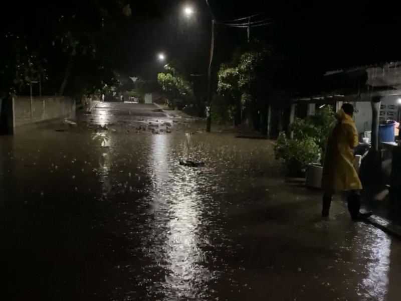 Lluvias provocan desbordamiento del arroyo de Coacoyul; hubo predios afectados