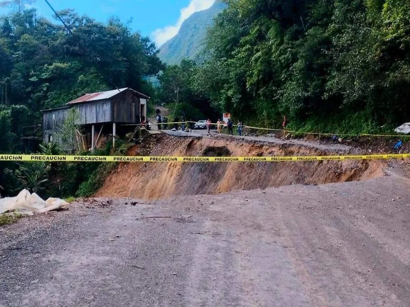 Lluvias provocan desgajamiento de la carrtera Tlacotepe-Azumbilla