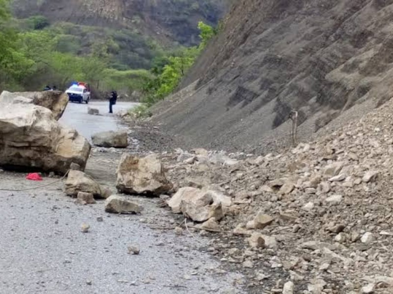 Lluvias provocan deslaves carreteros en varios puntos de Chiapas