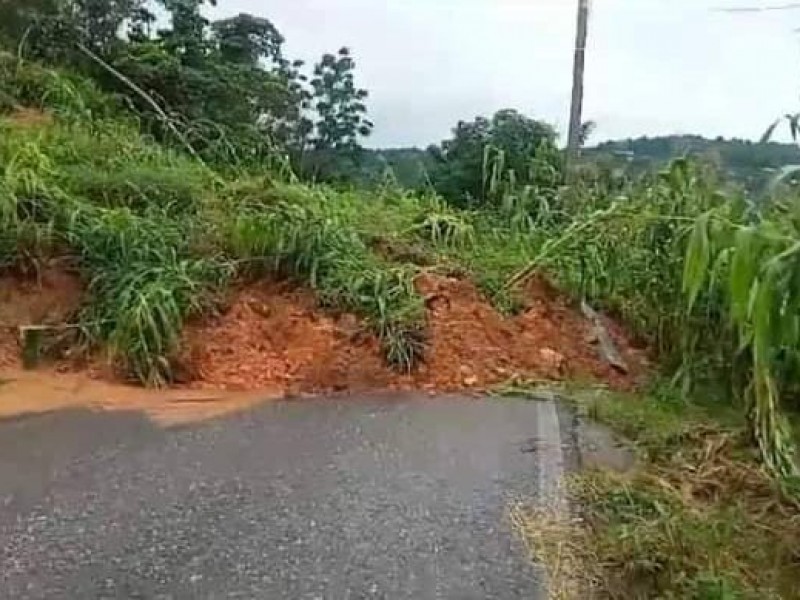 Lluvias provocan deslaves en caminos de Cuetzalan