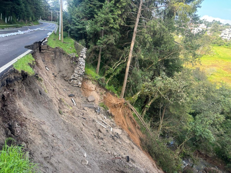 Lluvias provocan deslaves en carretera al Centro Ceremonial Otomí Temoaya