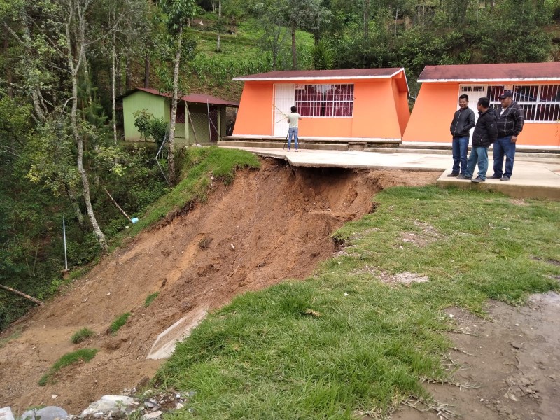 Lluvias provocan deslaves en escuela de Cuaxuxpa comunidad de Ajalpan