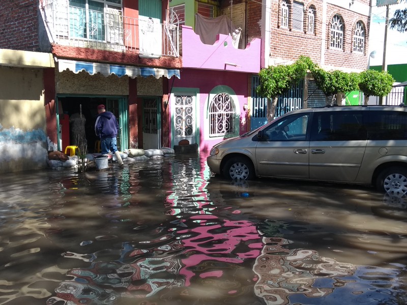 Lluvias provocan encharcamientos en colonias de Zamora