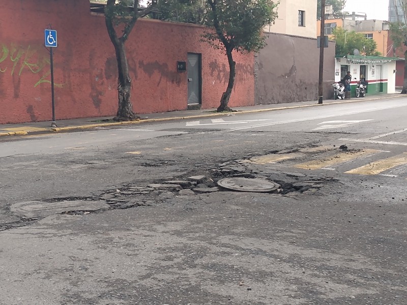 Lluvias provocan que asfalto se levanté