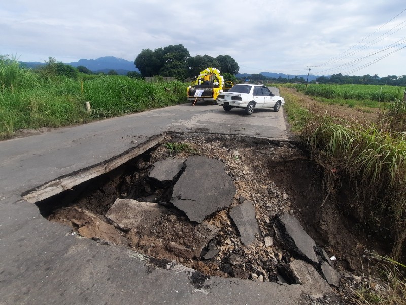 Lluvias provocan socavón en carretera Córdoba–Potrero
