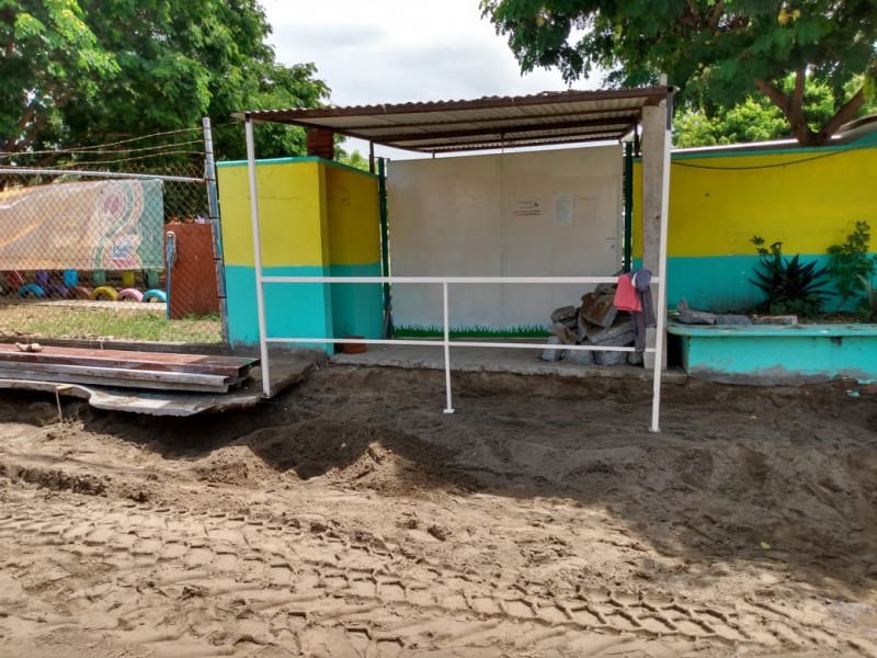 Lluvias y obra provoca deslave en escuela