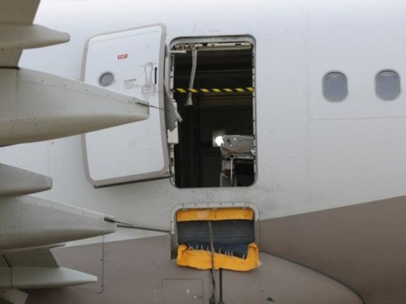 Lo arrestan por abrir puerta de emergencia en pleno vuelo