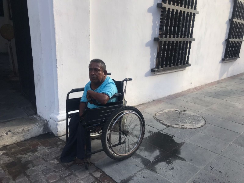 Lo corren 4 ocasiones por pedir limosna en la Catedral