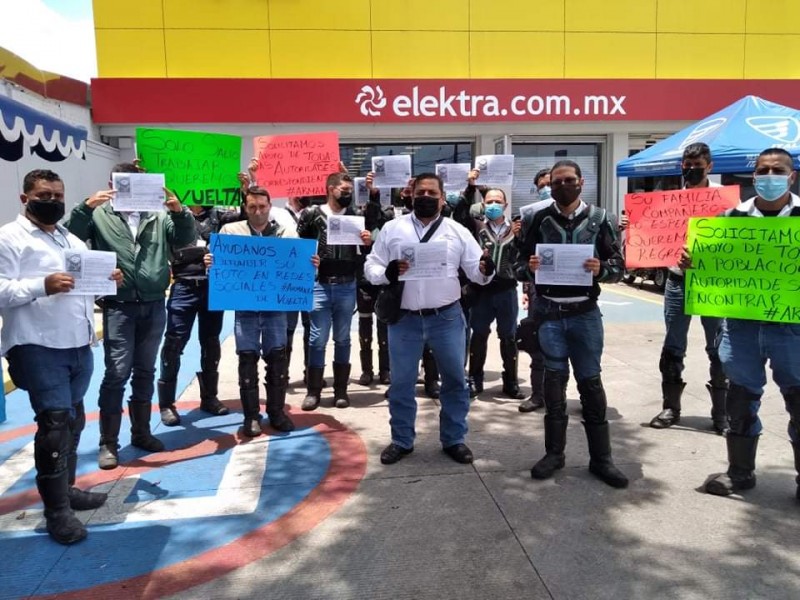 Lo queremos de regreso, exigen compañeros de Armando, cobrador desaparecido