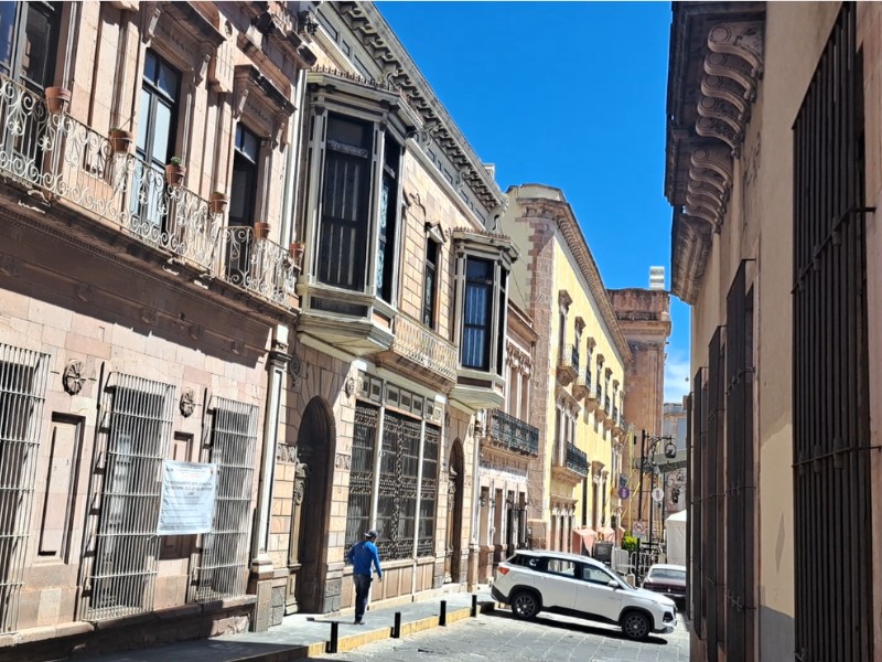 Locales en dólares y rentas altas vacían el Centro Histórico