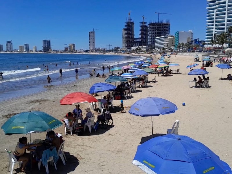 Locales y turistas aprovechan las playas en Mazatlán