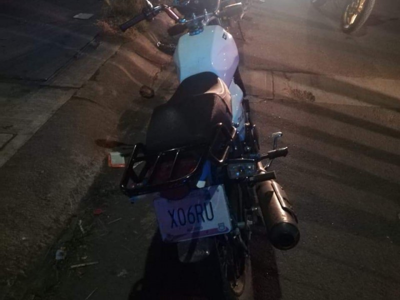 Localiza policía a niños jugando arrancones en motocicletas