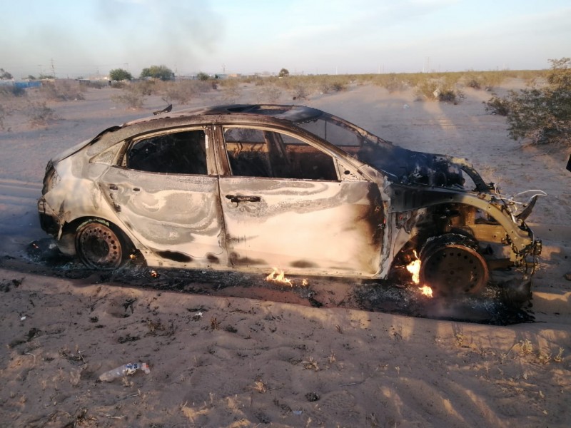 Localizan automóvil incendiado  *Es un Honda Civic 2017