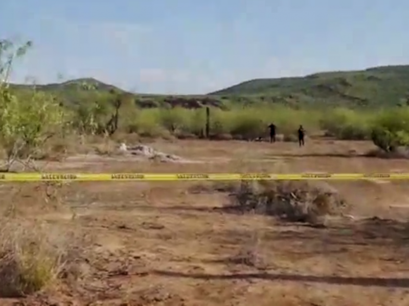 Localizan cadáver a un costado de la carretera