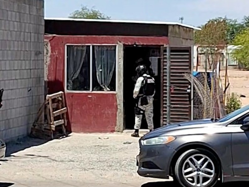 Localizan cadáver calcinado y balean vivienda