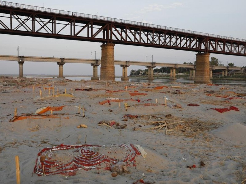 Localizan cientos de cadáveres presuntamente Covid-19 enterrados en el Ganges