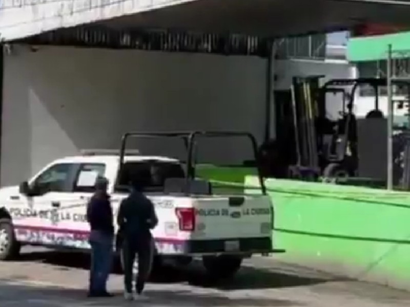 Localizan cuerpo de guardia de seguridad en establecimiento de montacargas