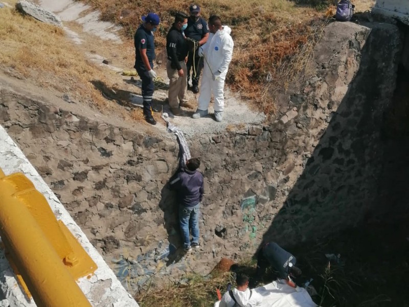 Localizan cuerpo de hombre colgado de puente en Irapuato