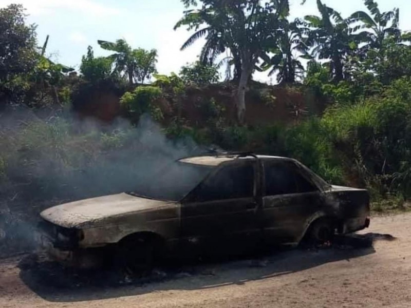 Localizan dos taxis incendiados en el Istmo de Tehuantepec