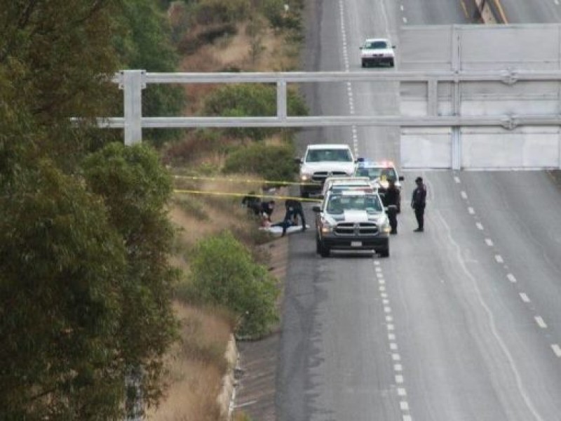 Localizan ejecutado en camioneta baleada