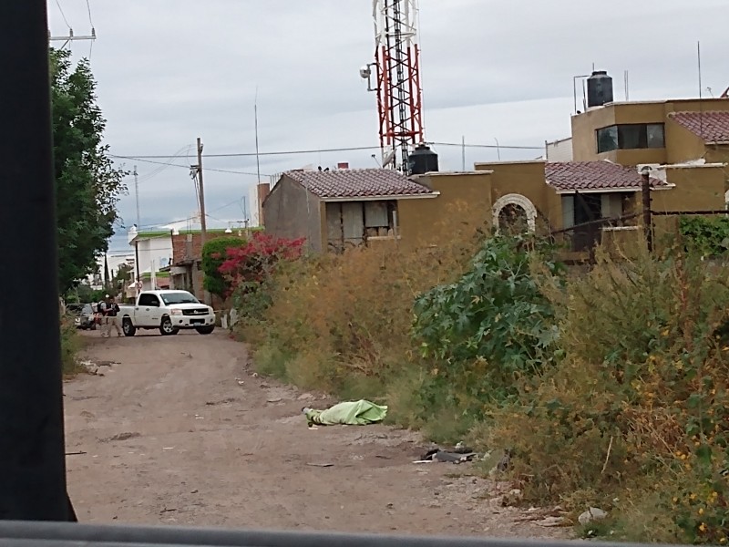 Localizan cadáver encobijado en colonia Guadalupe