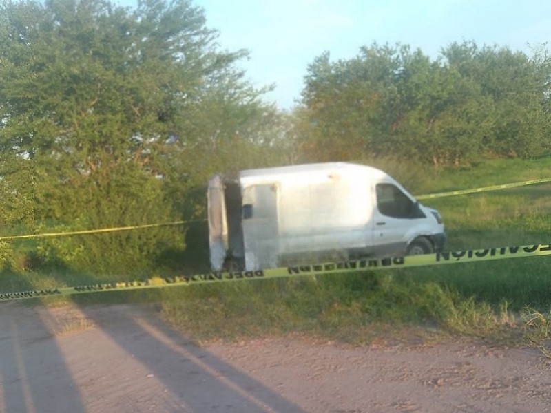 Localizan una camioneta con restos humanos en Las Aguamitas, Navolato