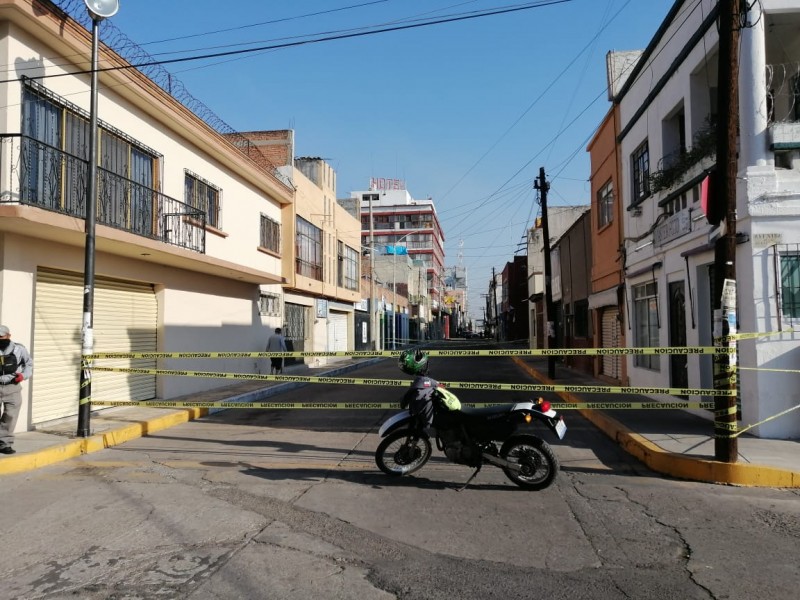 Localizan vehículo abandonado, baleado y con artefactos explosivos