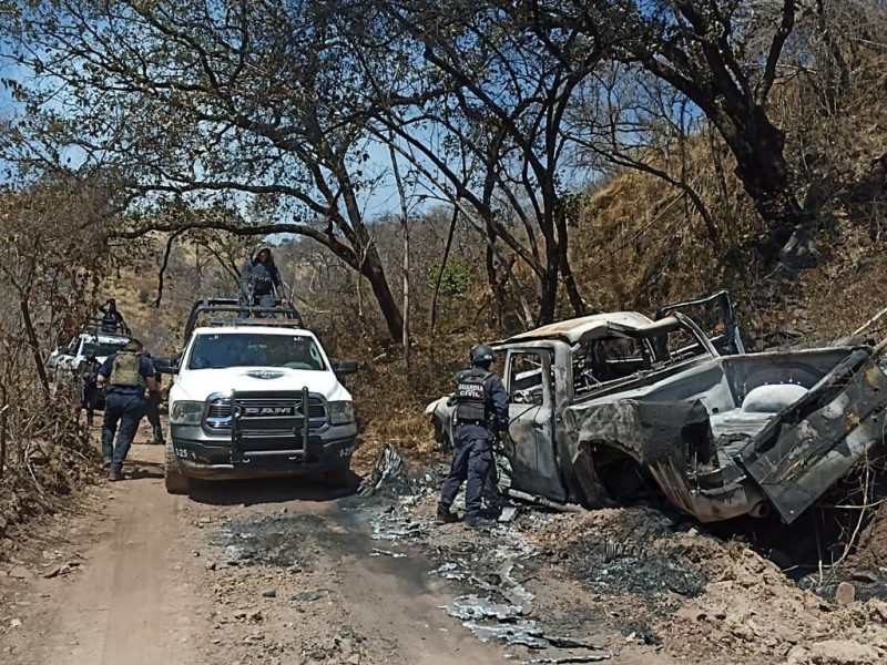 Localizan vehículos incendiados en Cotija