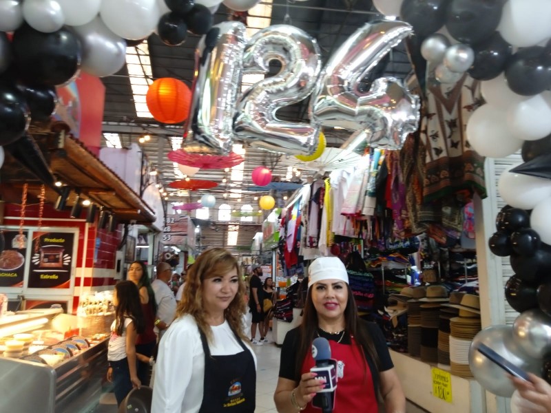 Locatarias celebran el 124 aniversario del Mercado Pino Suarez